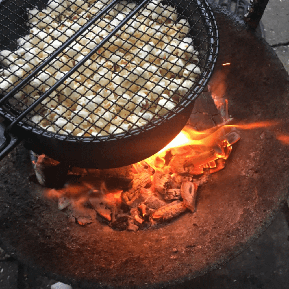 Popcornpan op open vuur