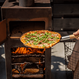 Houtgestookte Pizza Oven in roestkleur met pizzasteen