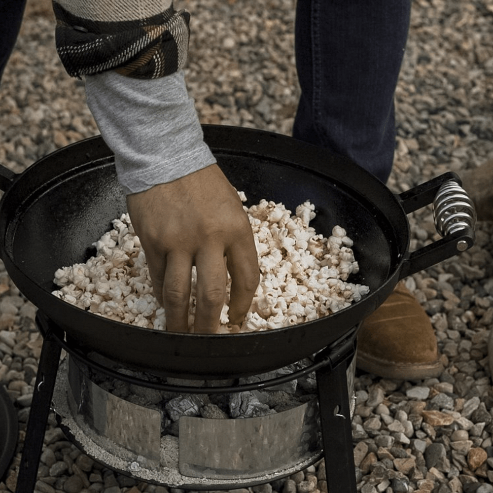 Popcorn maken in een gietijzeren buiten oven van Barebones